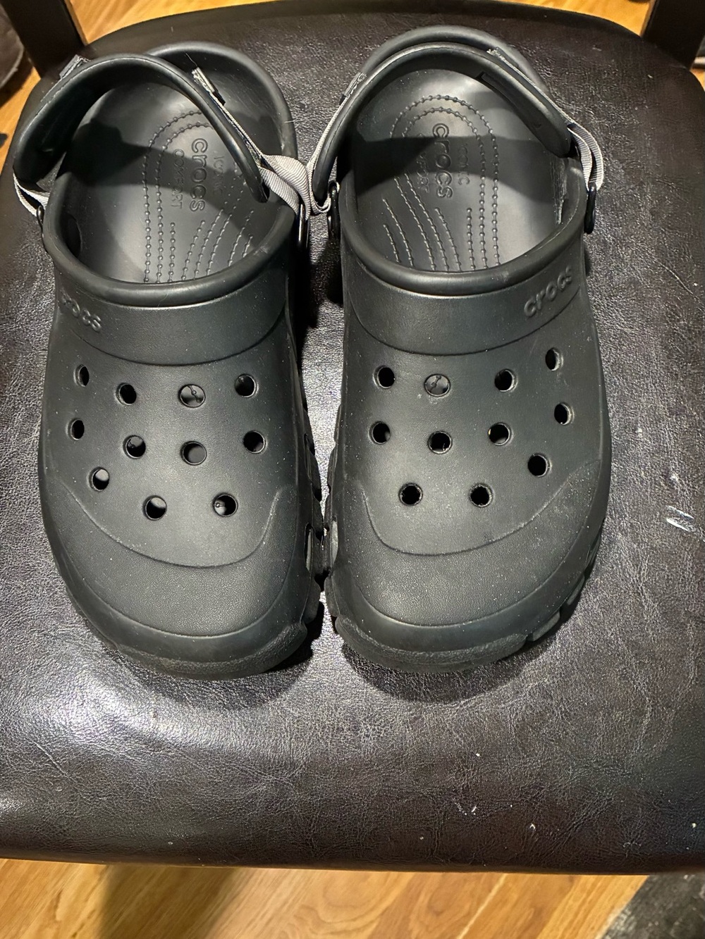 CROCS Men's Matte Charcoal Grey Slip-On Clogs with Heel Strap - Picture 6 of 7